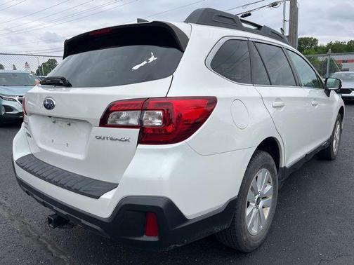 Crystal White Pearl 2018 Subaru Outback 2.5i Premium