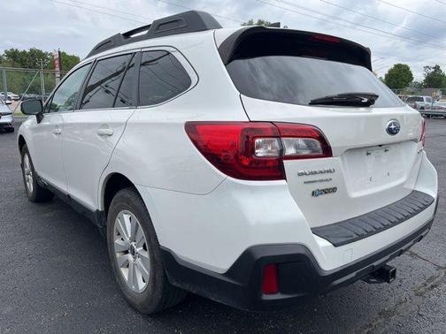 Crystal White Pearl 2018 Subaru Outback 2.5i Premium