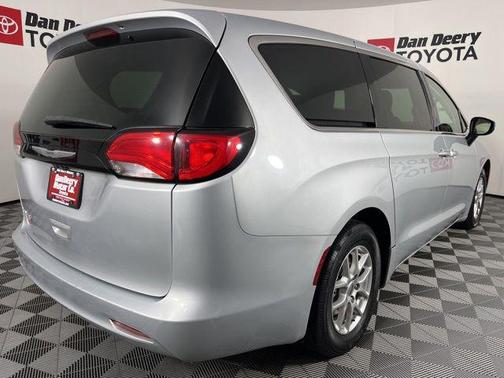 Silver Mist Clearcoat 2022 Chrysler Voyager LX