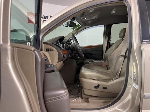 2014 Chrysler Town & Country Touring-L