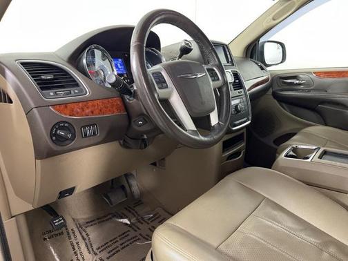 2014 Chrysler Town & Country Touring-L