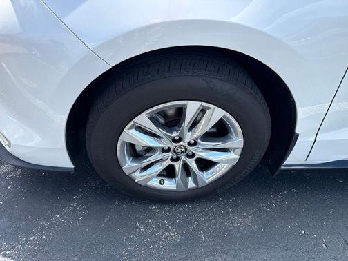 Pearl 2024 Toyota Sienna Limited