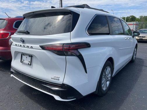 Ice Cap 2023 Toyota Sienna XSE 7 Passenger