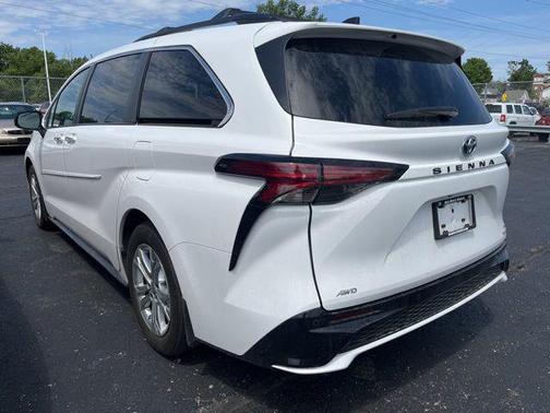Ice Cap 2023 Toyota Sienna XSE 7 Passenger