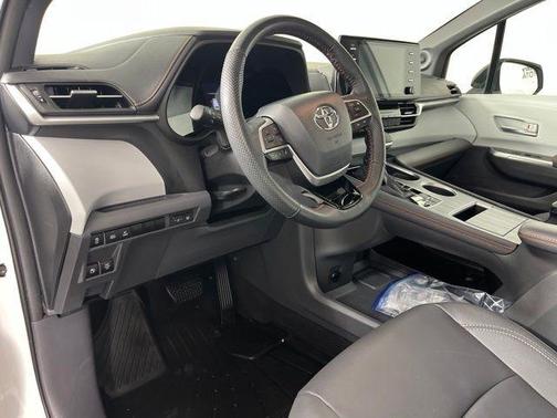 Ice Cap 2023 Toyota Sienna XSE 7 Passenger