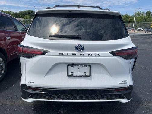 Ice Cap 2023 Toyota Sienna XSE 7 Passenger