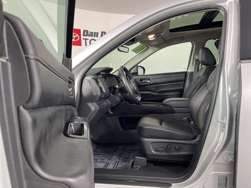 2024 Nissan Pathfinder SL 4WD
