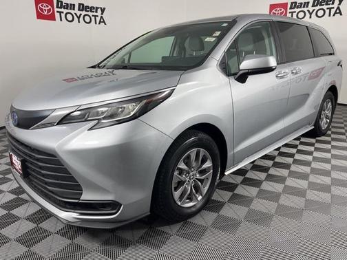 2022 Toyota Sienna LE