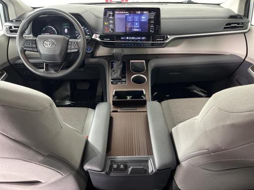2022 Toyota Sienna LE