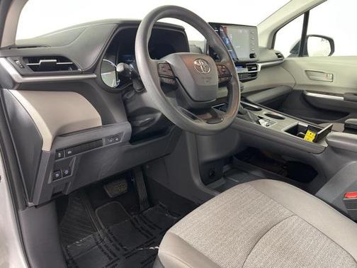 2022 Toyota Sienna LE