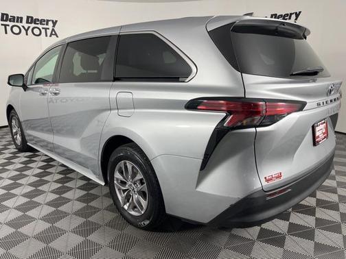 2022 Toyota Sienna LE