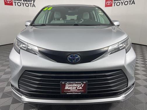 2022 Toyota Sienna LE