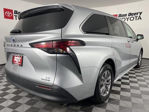 2022 Toyota Sienna LE