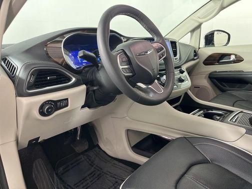 Brilliant Black Crystal Pearlcoat 2022 Chrysler Pacifica Hybrid Limited