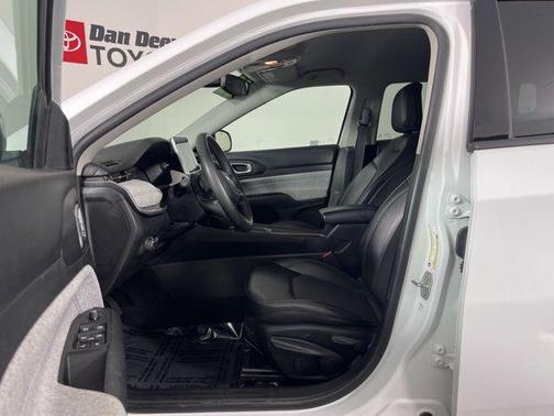 Bright White Clearcoat 2022 Jeep Compass Latitude