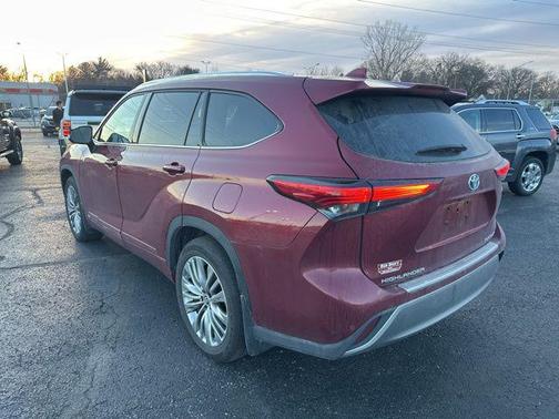 2022 Toyota Highlander Hybrid Platinum