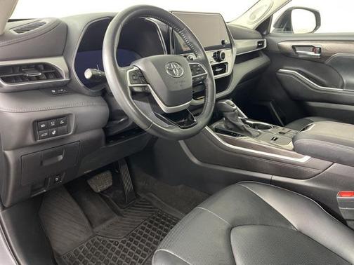 2023 Toyota Highlander Hybrid Platinum