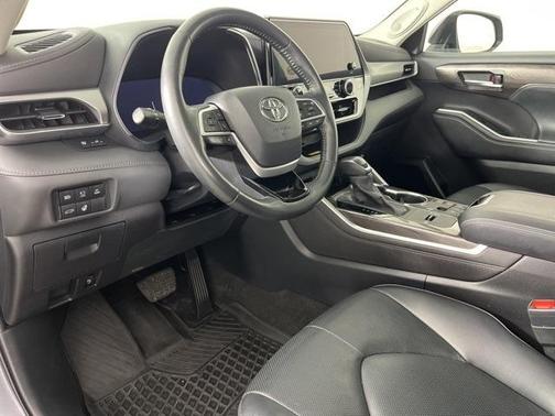 2023 Toyota Highlander Hybrid Platinum