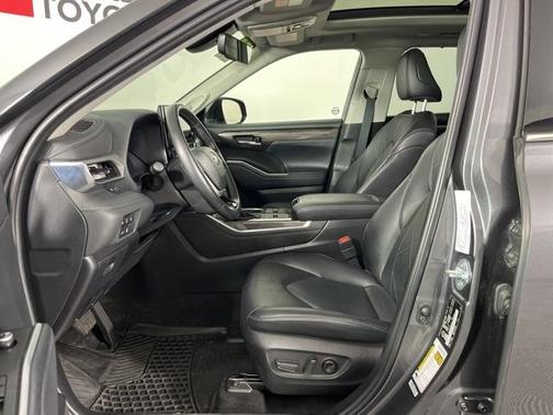 2023 Toyota Highlander Hybrid Platinum
