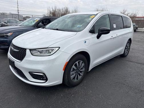 2024 Chrysler Pacifica Hybrid Select