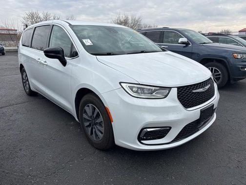 2024 Chrysler Pacifica Hybrid Select