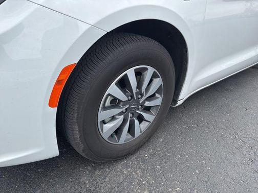 2024 Chrysler Pacifica Hybrid Select