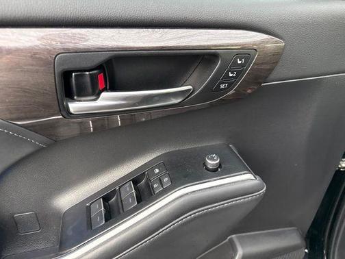 Midnight Black Metallic 2022 Toyota Highlander Platinum
