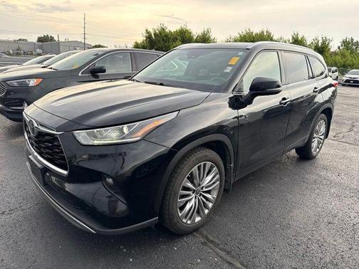 Midnight Black Metallic 2022 Toyota Highlander Platinum