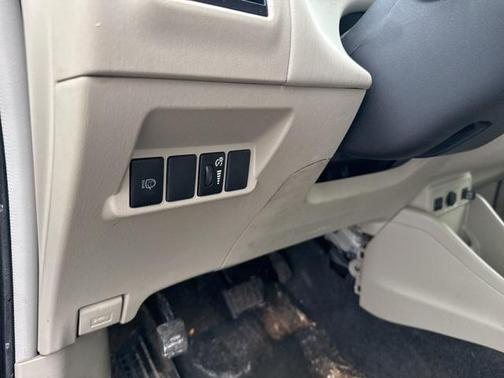 2014 Toyota Prius v Five