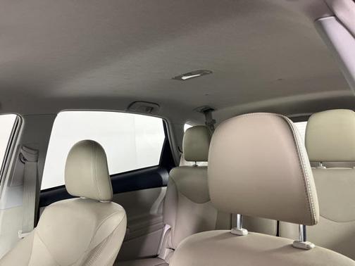 2014 Toyota Prius v Five