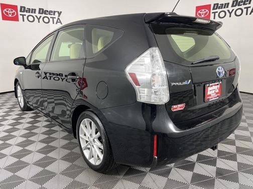 2014 Toyota Prius v Five