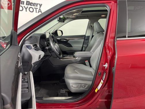 2024 Toyota Highlander Hybrid Platinum