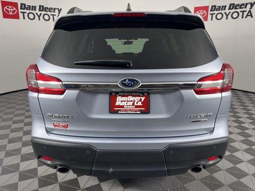 Ice Silver Metallic 2022 Subaru Ascent Limited 7-Passenger