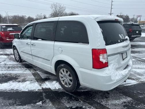 2016 Chrysler Town & Country Touring