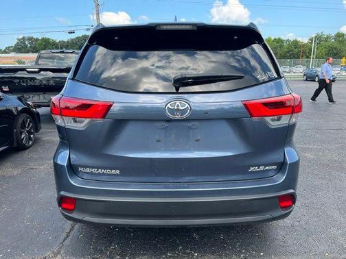 Blue 2019 Toyota Highlander XLE
