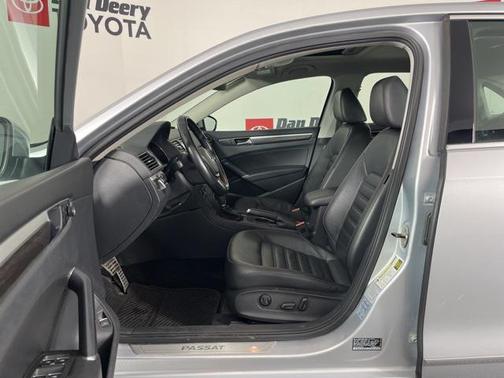 2017 Volkswagen Passat 1.8T SEL Premium