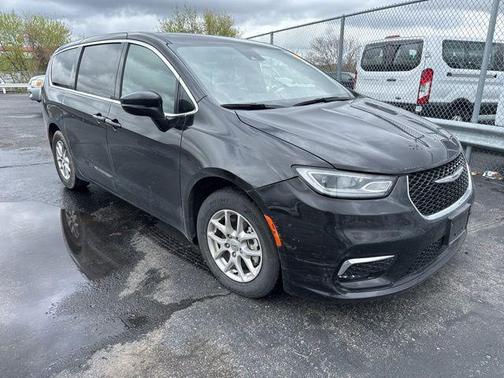 Diamond Black Crystal Pearlcoat 2025 Chrysler Pacifica L