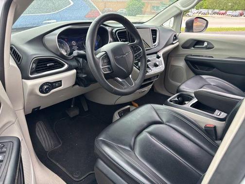Bright White Clearcoat 2023 Chrysler Pacifica Touring L