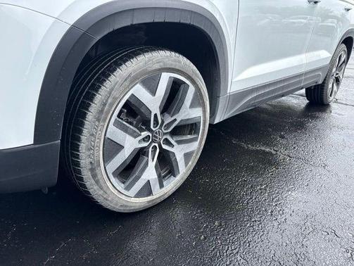 Pure White 2023 Volkswagen Taos 1.5T SEL