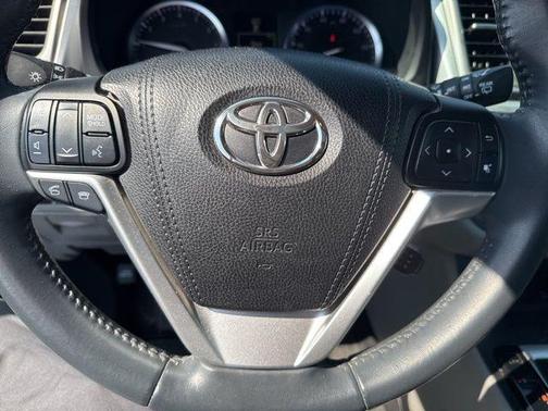 Silver Sky Metallic 2016 Toyota Highlander XLE