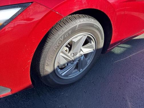 2024 Hyundai ELANTRA SE