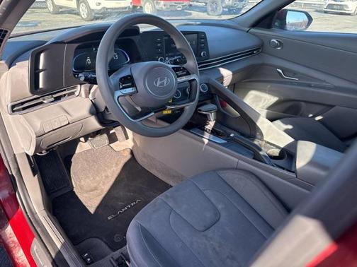 2024 Hyundai ELANTRA SE