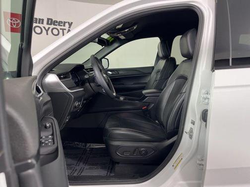 Bright White Clearcoat 2024 Jeep Grand Cherokee Altitude