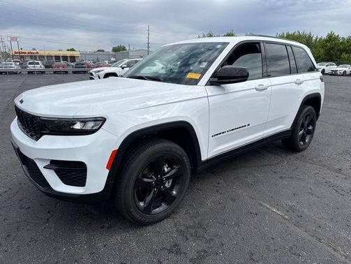 Bright White Clearcoat 2024 Jeep Grand Cherokee Altitude