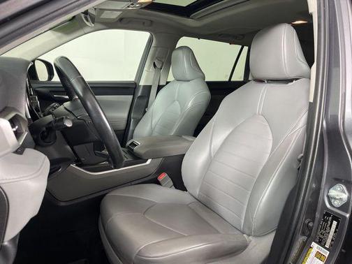 Magnetic Gray Metallic 2022 Toyota Highlander XLE