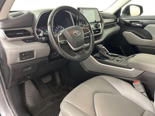Magnetic Gray Metallic 2022 Toyota Highlander XLE