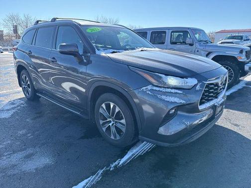 Magnetic Gray Metallic 2022 Toyota Highlander XLE