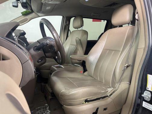 Brilliant Black Crystal Pearlcoat 2013 Chrysler Town & Country Touring-L