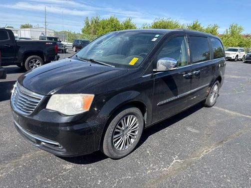 Brilliant Black Crystal Pearlcoat 2013 Chrysler Town & Country Touring-L