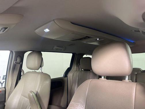 Brilliant Black Crystal Pearlcoat 2013 Chrysler Town & Country Touring-L